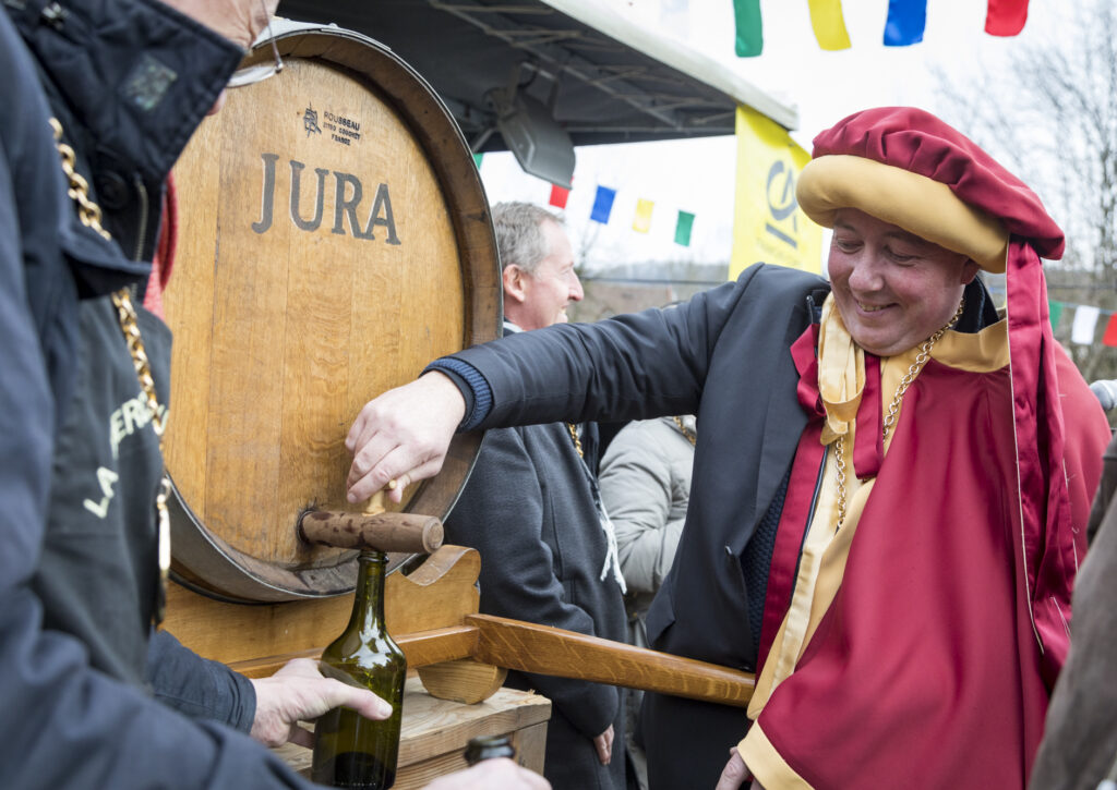 Mise en perce du tonneau de vin jaune