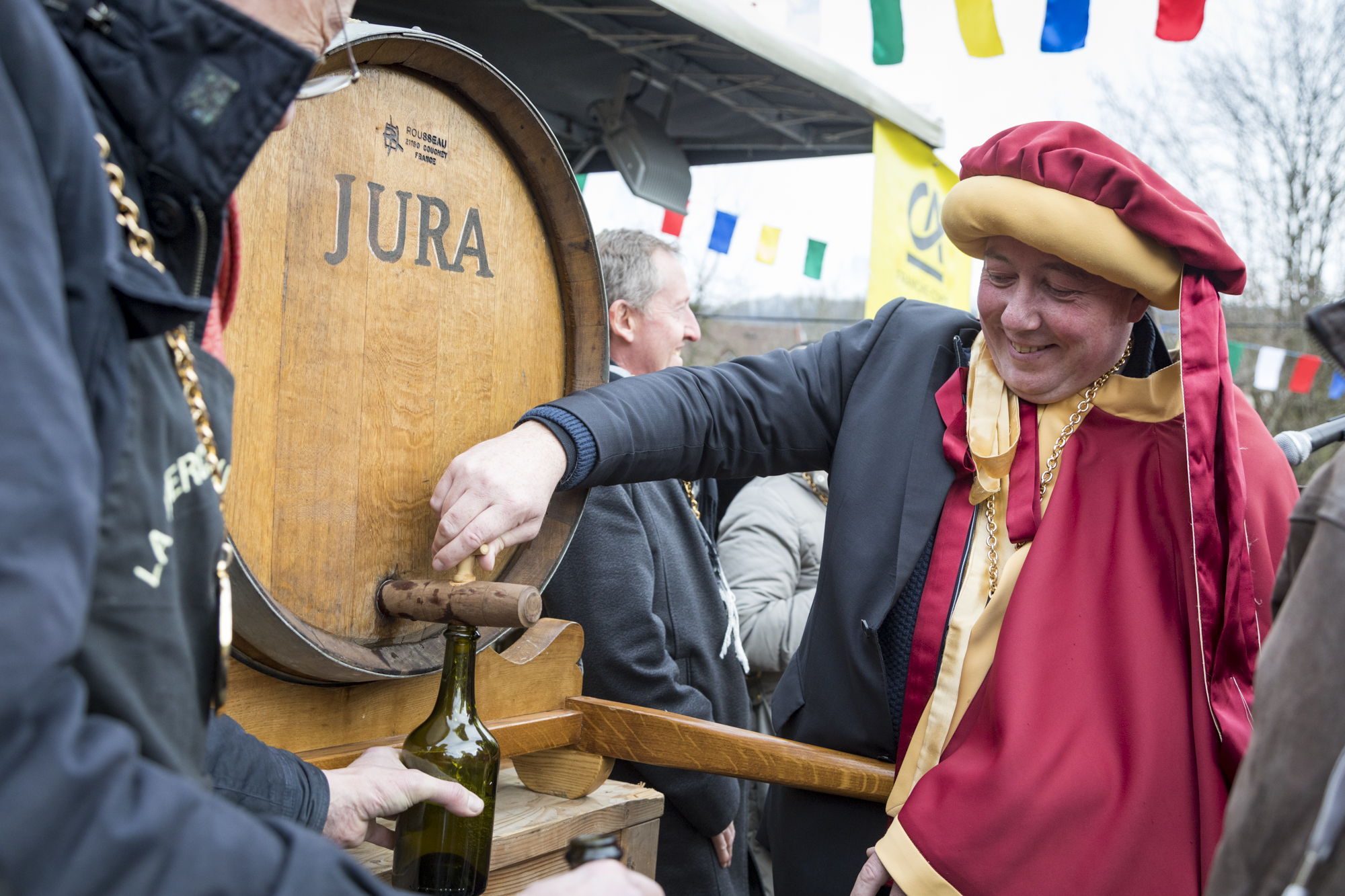 Mise en perce du tonneau de vin jaune